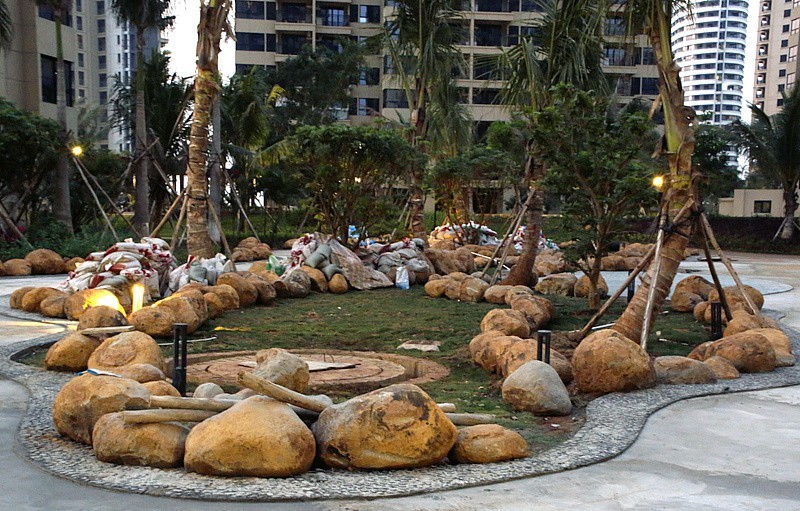 《不老松：忆海南游记》长島兰湾二期十栋前曲径花路正在施工！