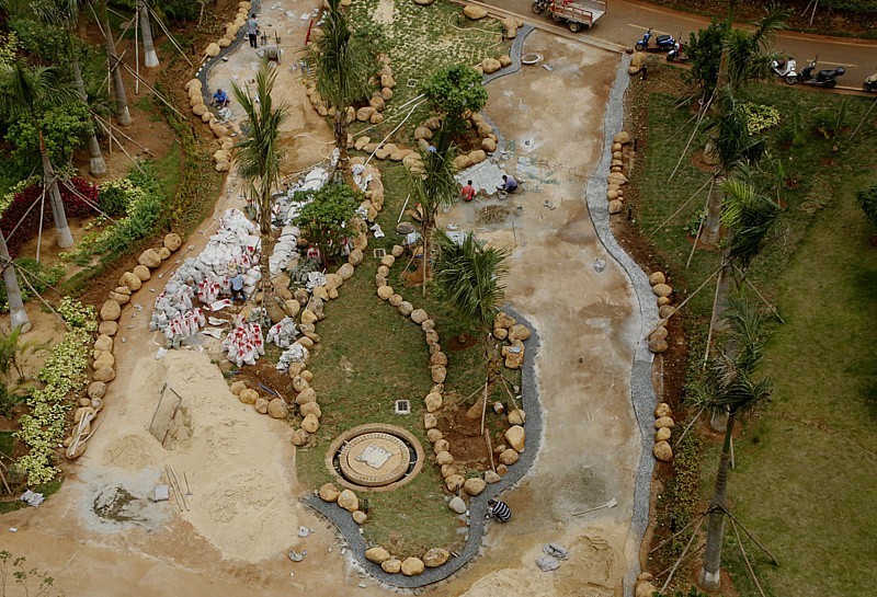 《不老松：忆海南游记》长島兰湾二期十栋前曲径花路正在施工！