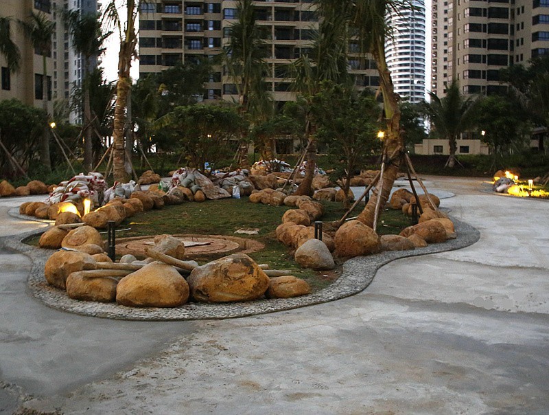 《不老松：忆海南游记》长島兰湾二期十栋前曲径花路正在施工！