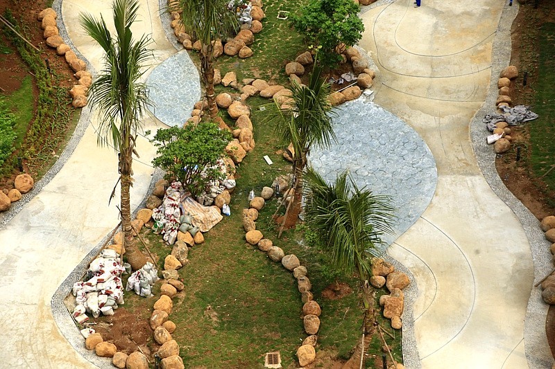 《不老松：忆海南游记》长島兰湾二期十栋前曲径花路完工美景！