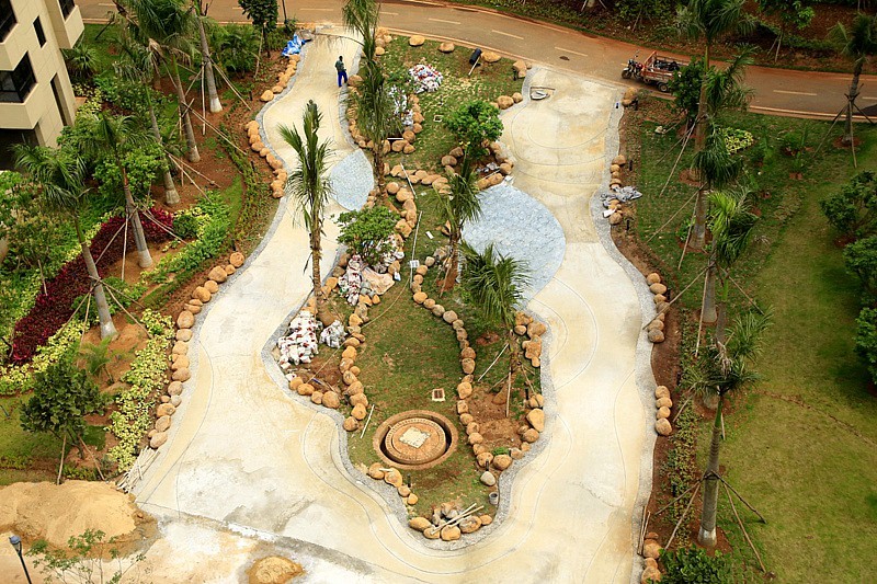 《不老松：忆海南游记》长島兰湾二期十栋前曲径花路完工美景！