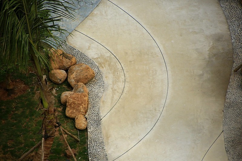 《不老松：忆海南游记》长島兰湾二期十栋前曲径花路完工美景！