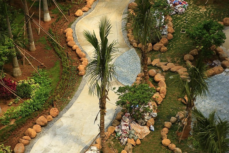 《不老松：忆海南游记》长島兰湾二期十栋前曲径花路完工美景！