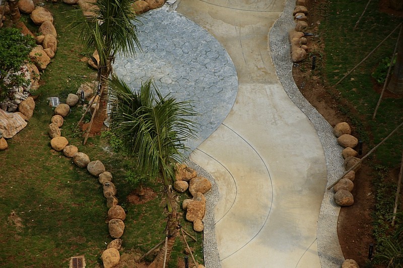 《不老松：忆海南游记》长島兰湾二期十栋前曲径花路完工美景！