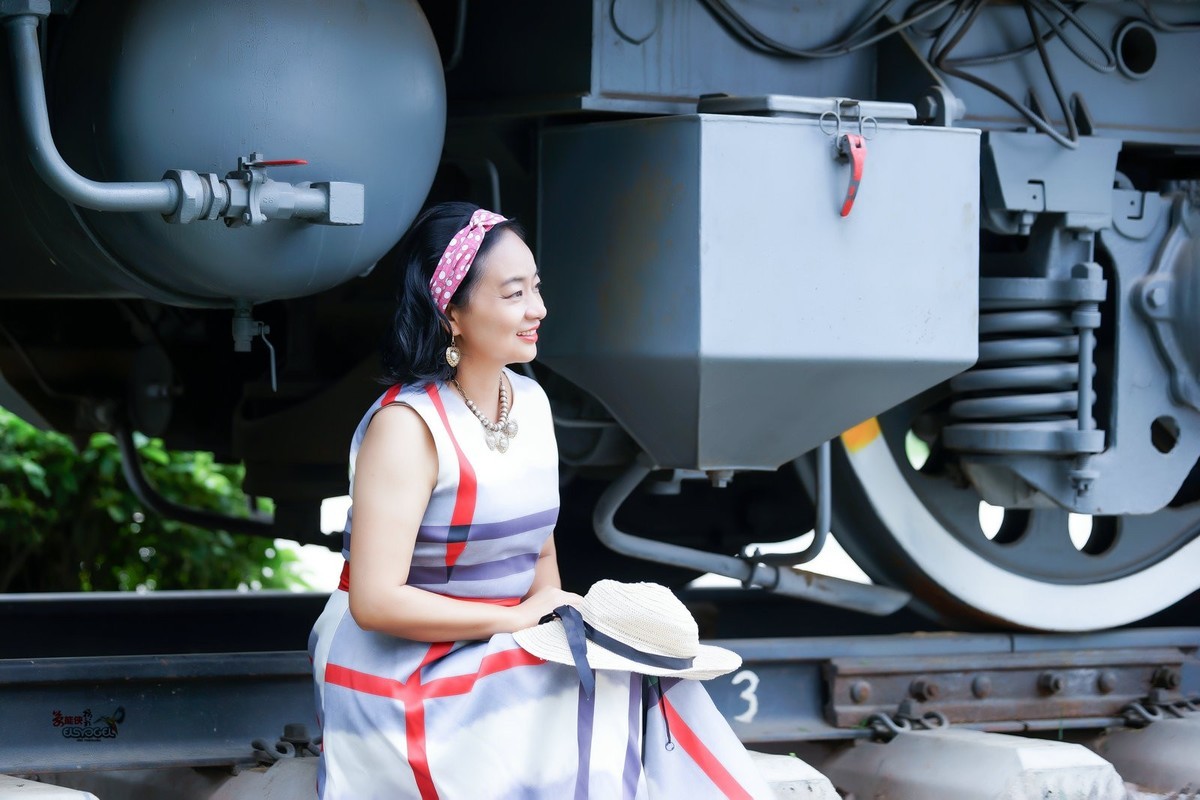 【夏日站台美女】---莹火