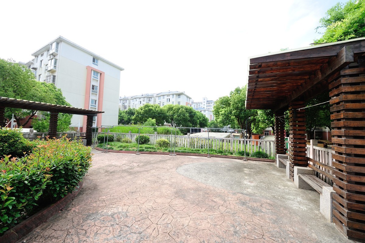 小区里面瞎鸡儿乱拍