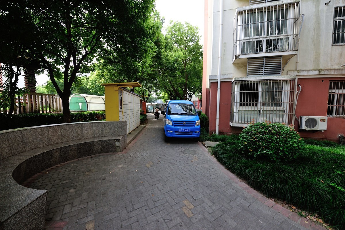 小区里面瞎鸡儿乱拍