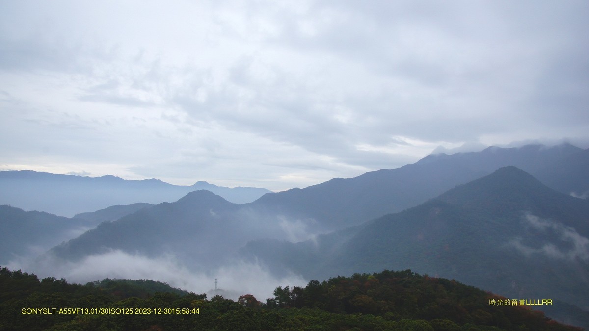 雨雾中的石门公园山景