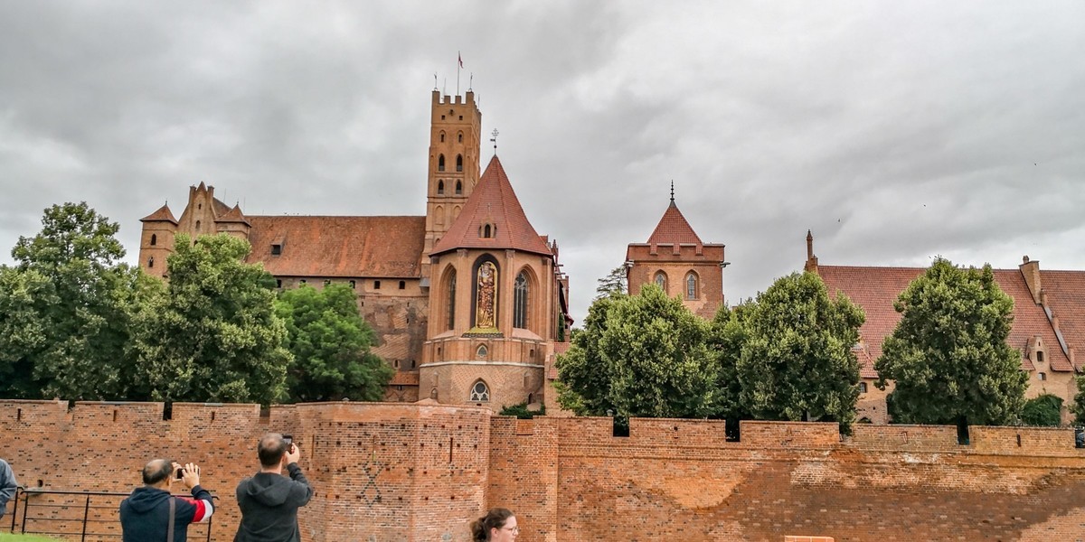 留影波兰之最大古城堡——马尔堡