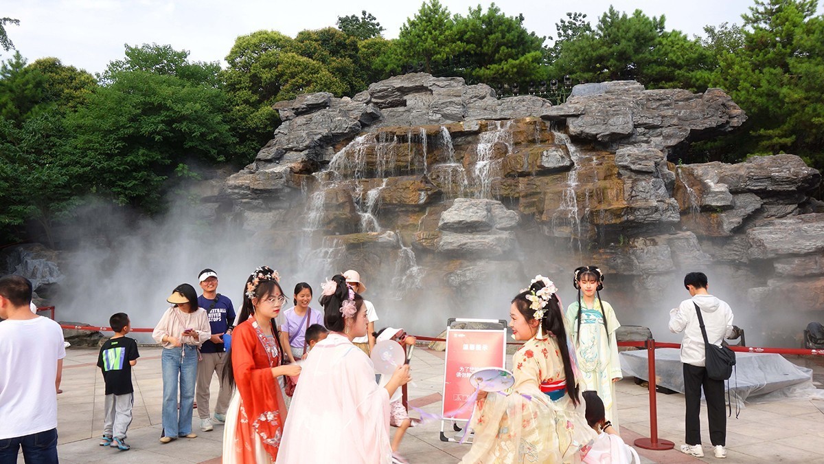 炎热的七月来到西安大唐芙蓉园游玩