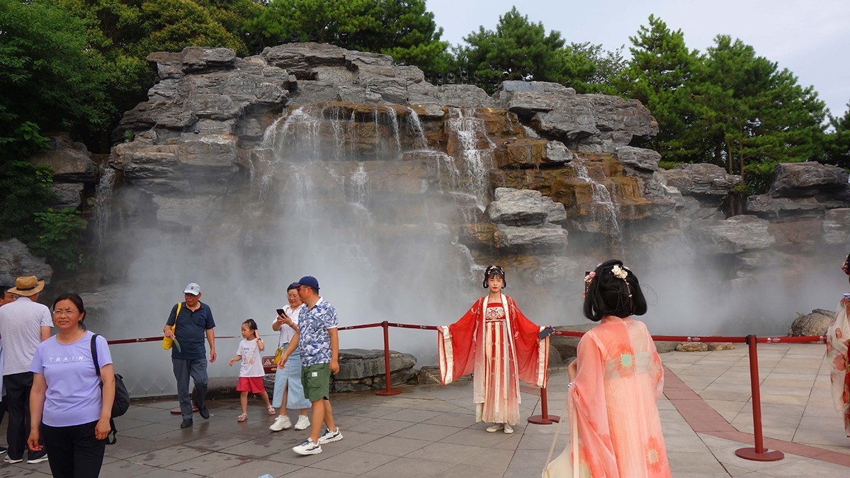 炎热的七月来到西安大唐芙蓉园游玩