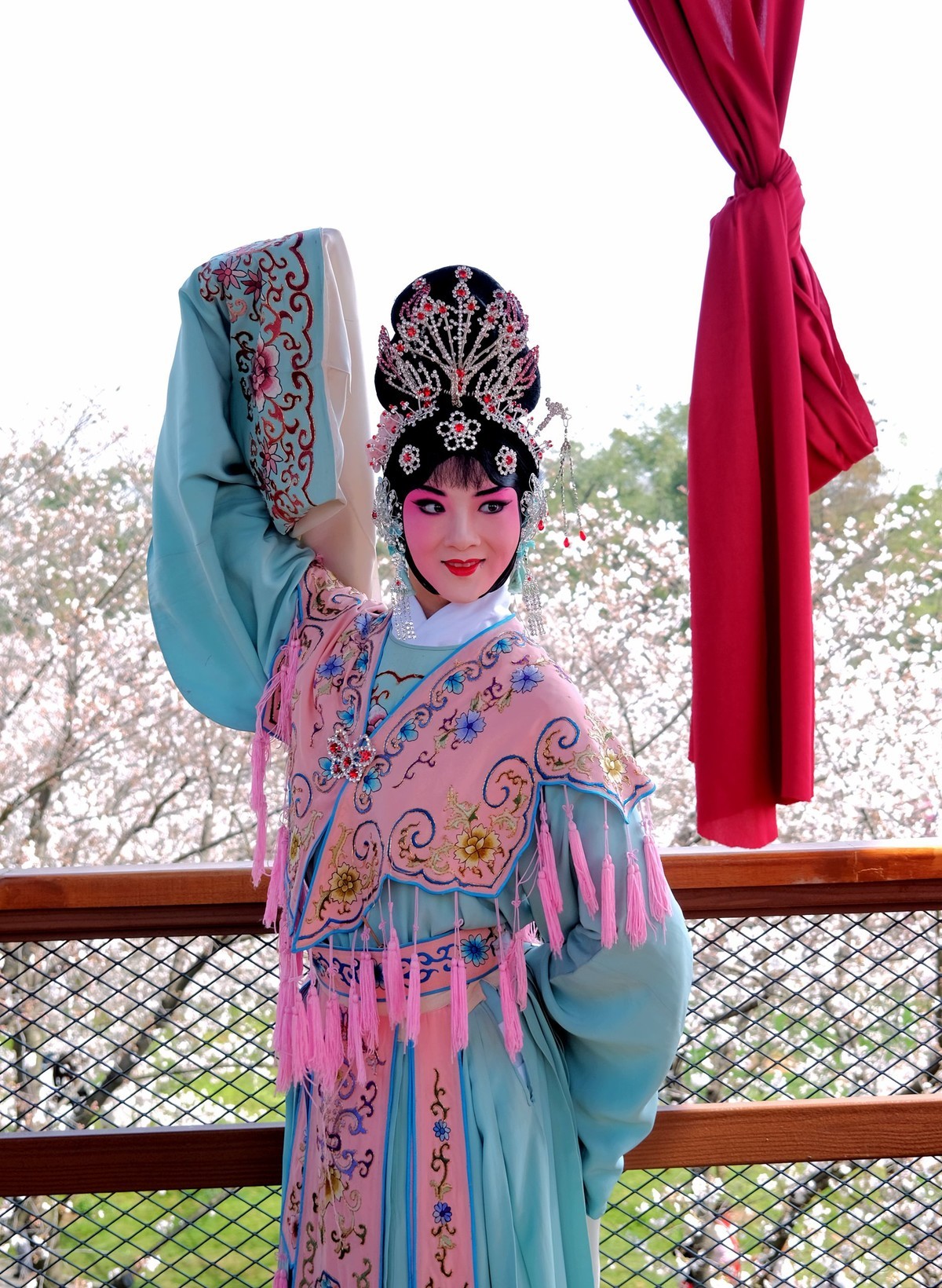 随拍樱花园的戏剧演员美女