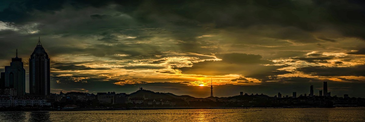雨后早晨 阳光与乌云的对抗