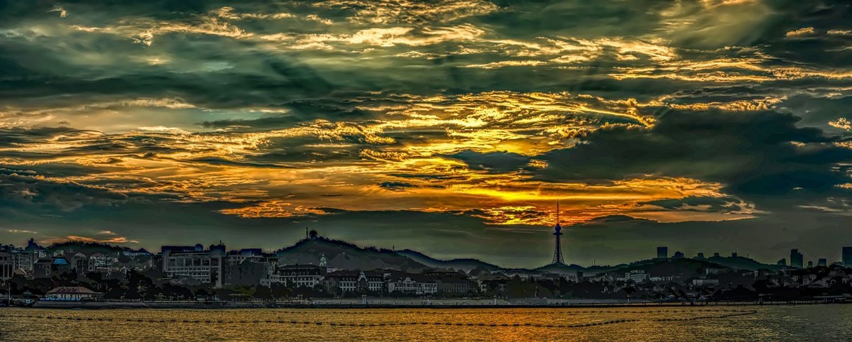 雨后早晨 阳光与乌云的对抗