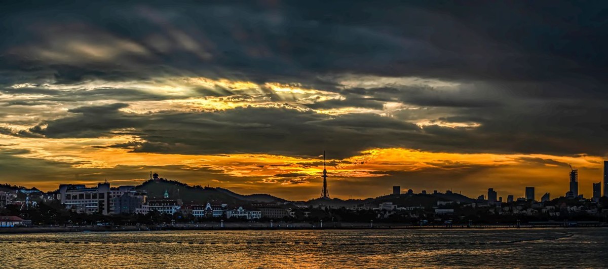 雨后早晨 阳光与乌云的对抗