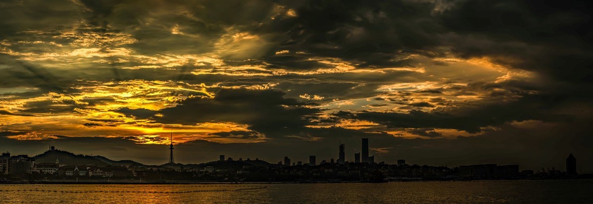 雨后早晨 阳光与乌云的对抗