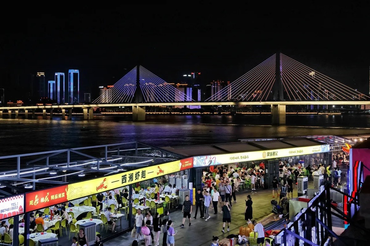 湘江边漁人码头吃宵夜的人