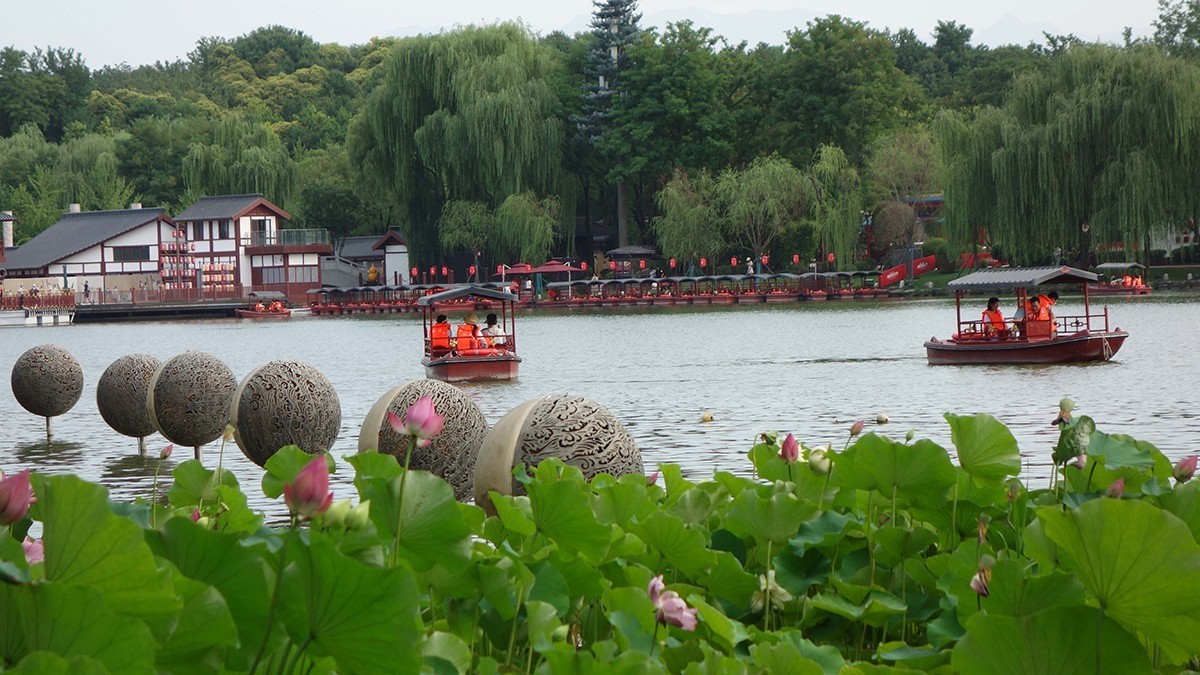 炎热的七月来到西安大唐芙蓉园游玩