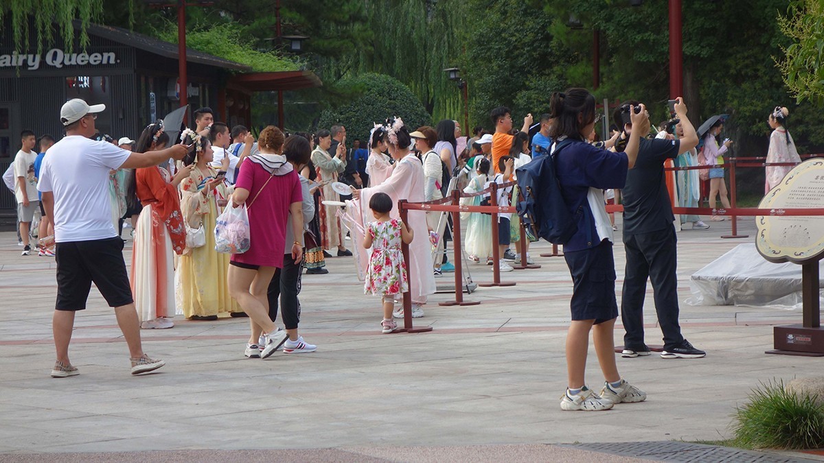 炎热的七月来到西安大唐芙蓉园游玩