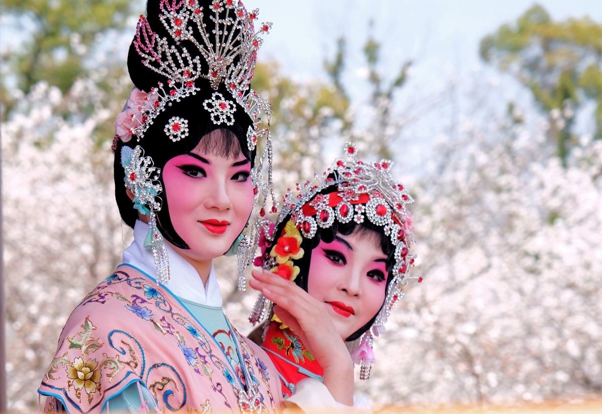 随拍樱花园的戏剧演员美女