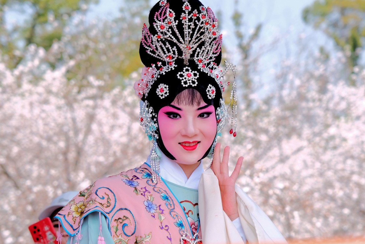 随拍樱花园的戏剧演员美女