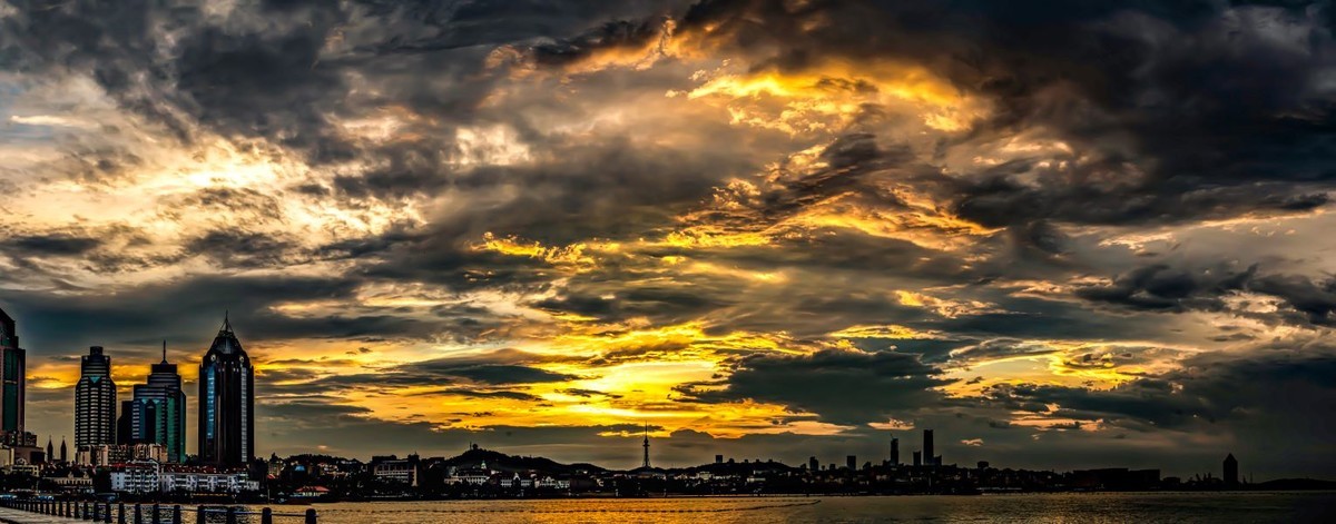 雨后早晨 阳光与乌云的对抗