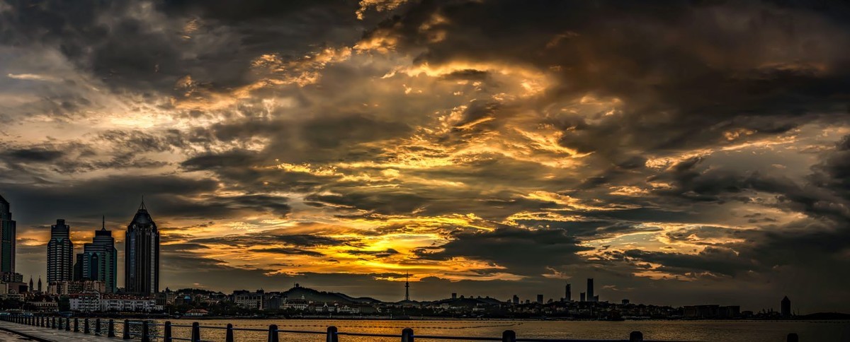 雨后早晨 阳光与乌云的对抗