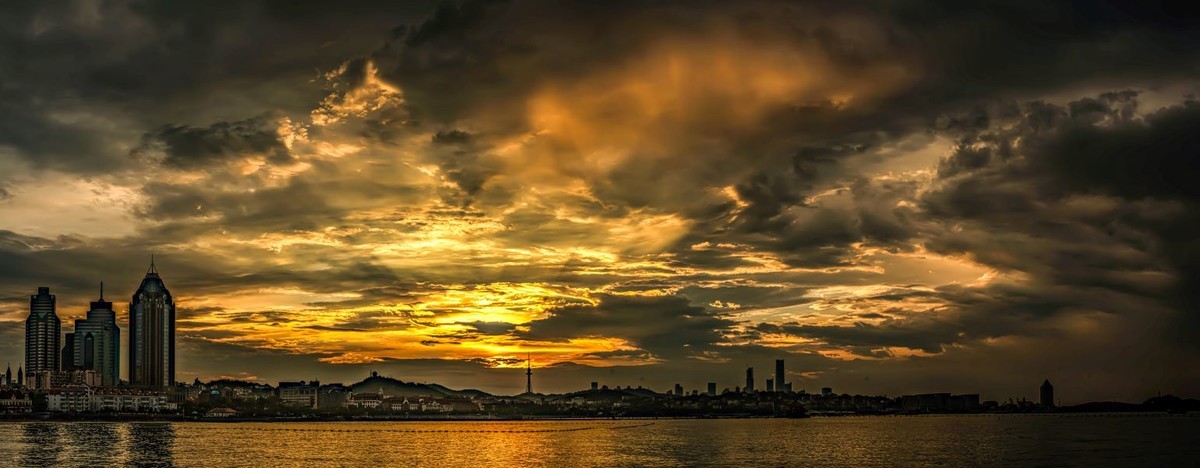 雨后早晨 阳光与乌云的对抗
