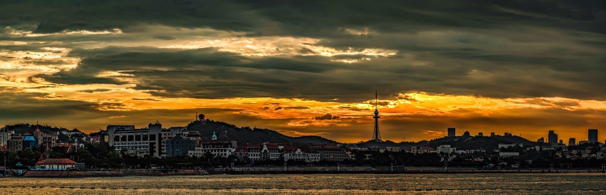 雨后早晨 阳光与乌云的对抗