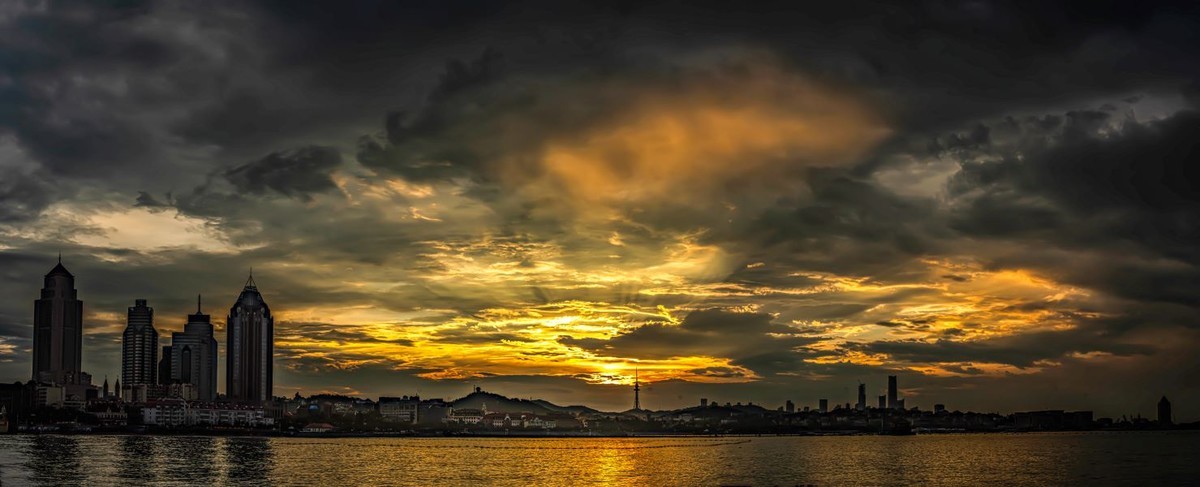 雨后早晨 阳光与乌云的对抗