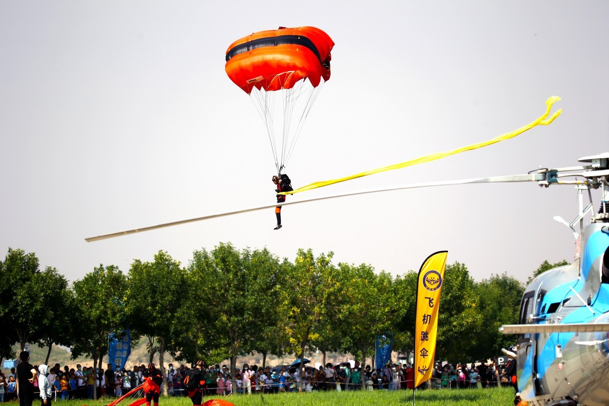 乌海的跳伞表演活动