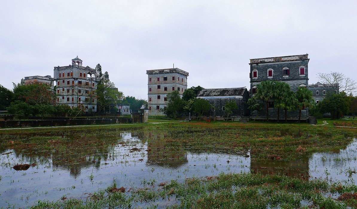 去海南路途中印象最深的一个景点《开平碉楼群》是早期富人自建楼群，感觉挺神秘。