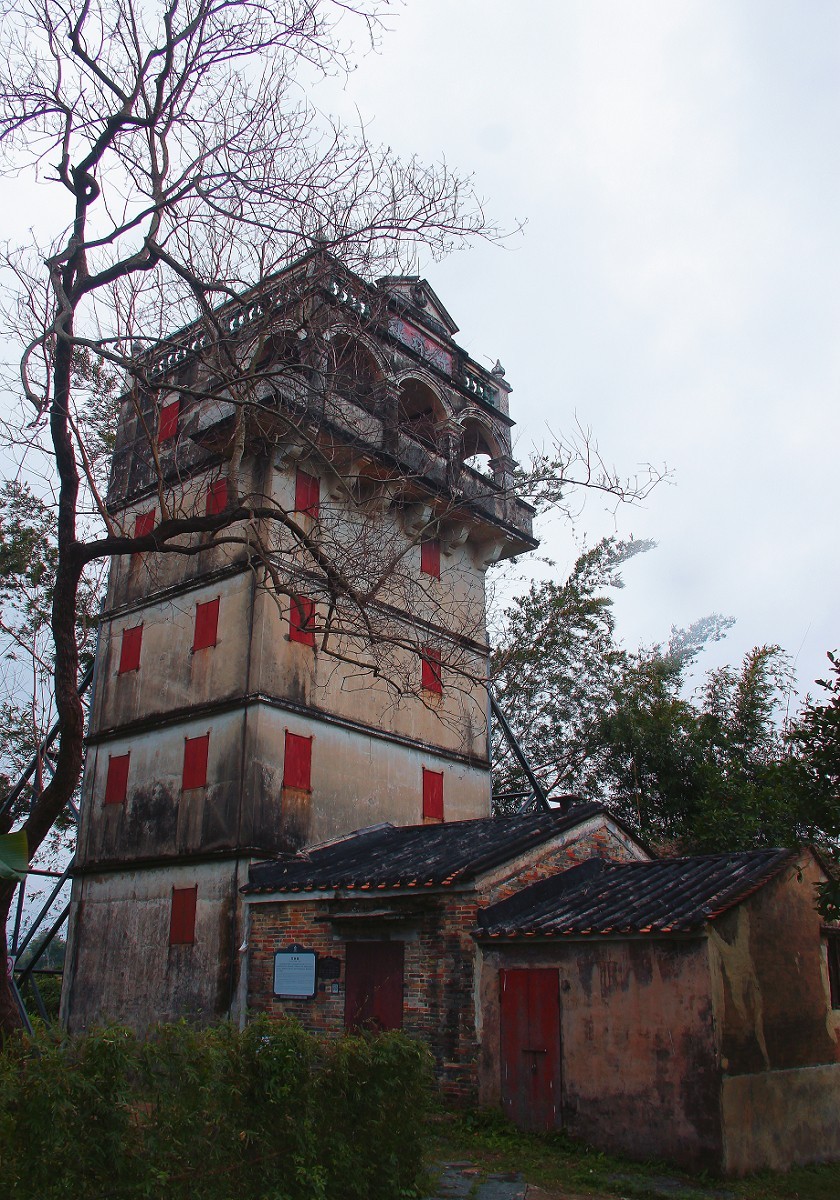 去海南路途中印象最深的一个景点《开平碉楼群》是早期富人自建楼群，感觉挺神秘。