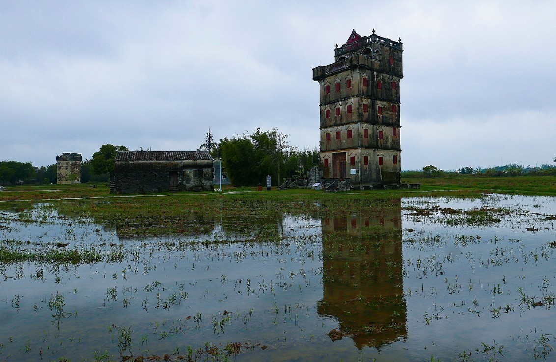 去海南路途中印象最深的一个景点《开平碉楼群》是早期富人自建楼群，感觉挺神秘。