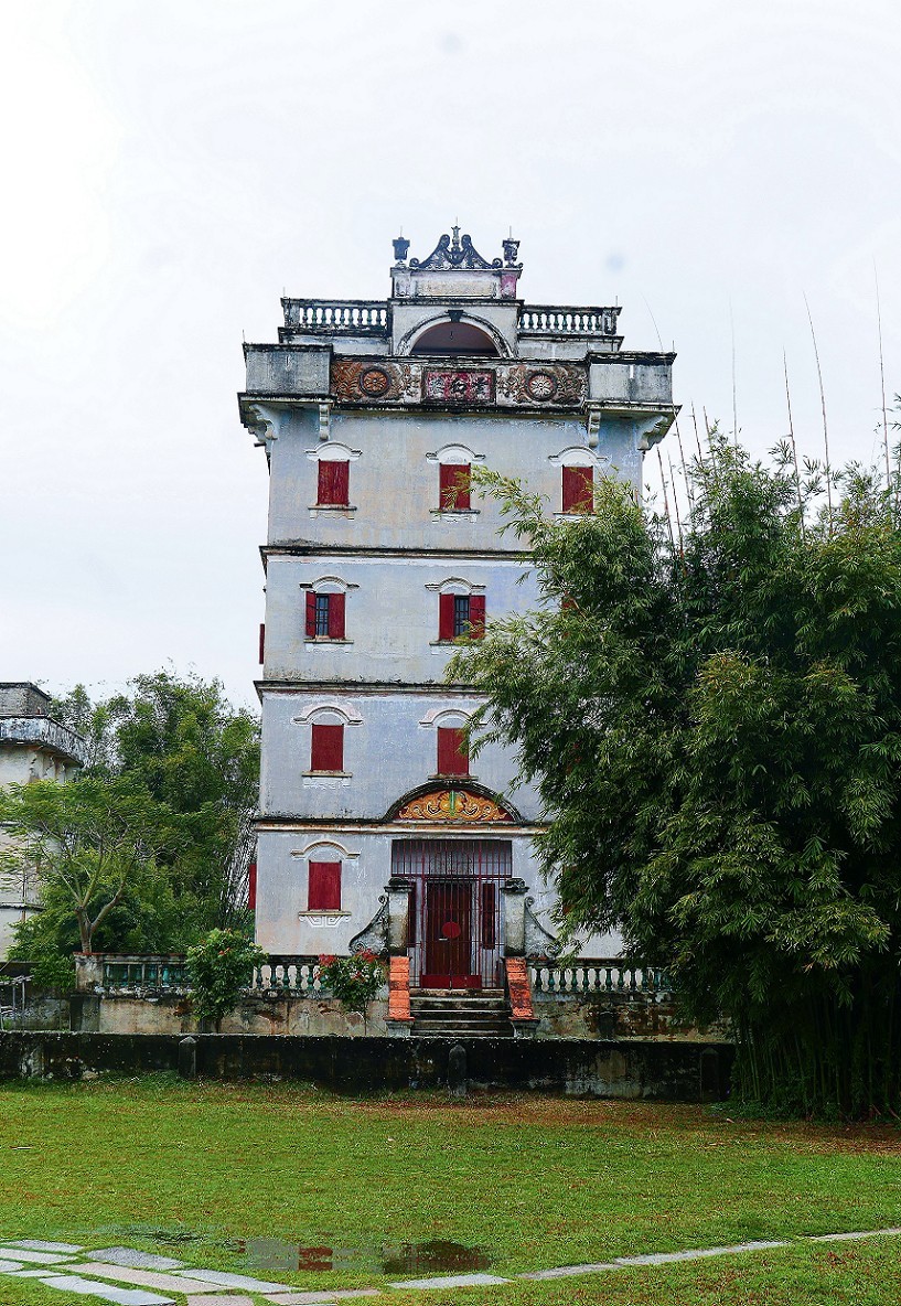 去海南路途中印象最深的一个景点《开平碉楼群》是早期富人自建楼群，感觉挺神秘。