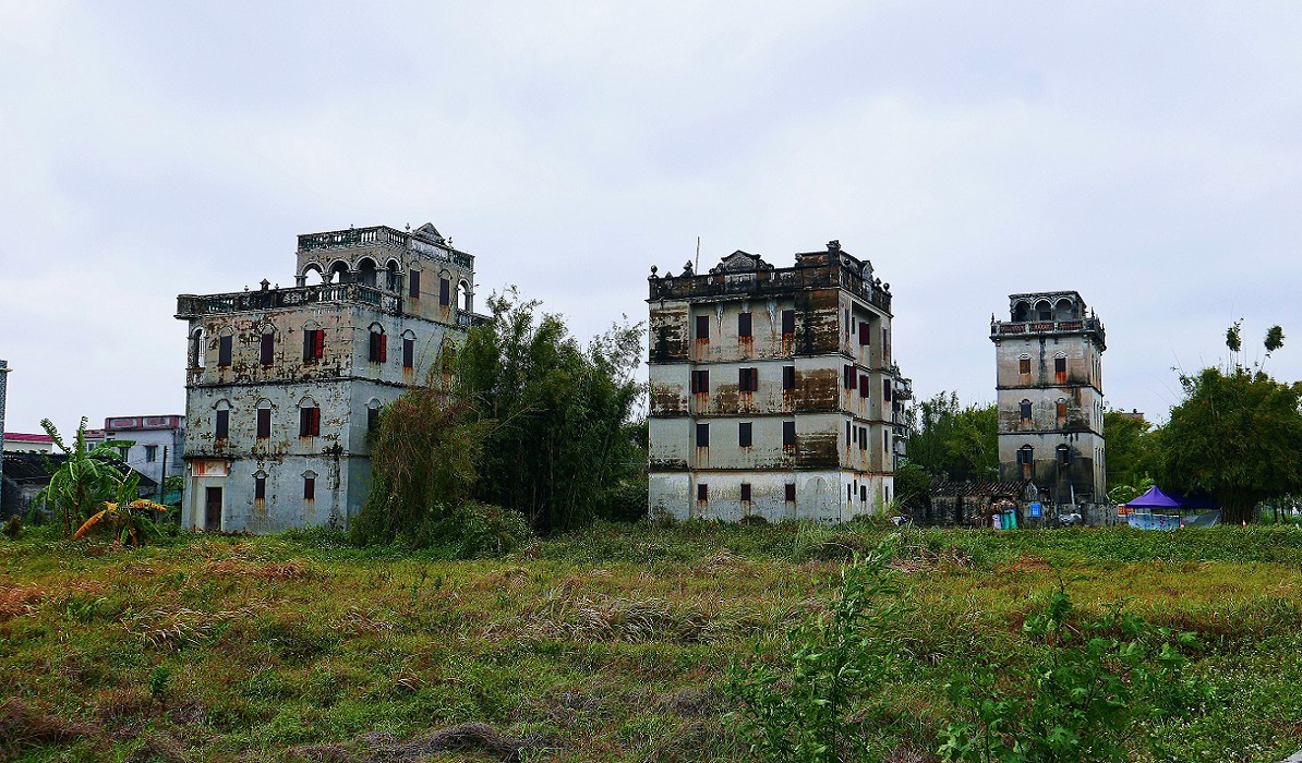 去海南路途中印象最深的一个景点《开平碉楼群》是早期富人自建楼群，感觉挺神秘。