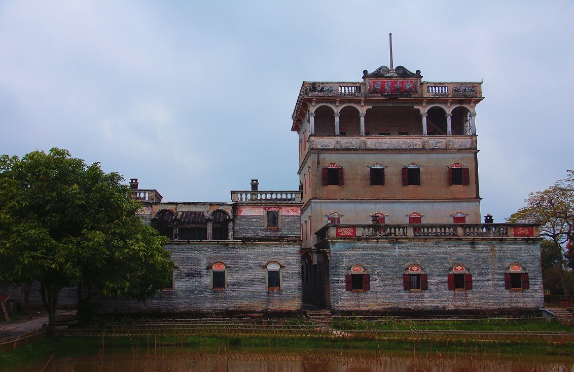 去海南路途中印象最深的一个景点《开平碉楼群》是早期富人自建楼群，感觉挺神秘。