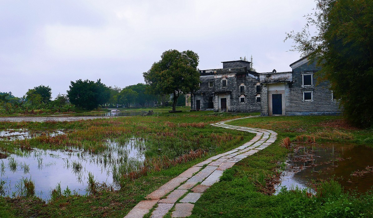 去海南路途中印象最深的一个景点《开平碉楼群》是早期富人自建楼群，感觉挺神秘。