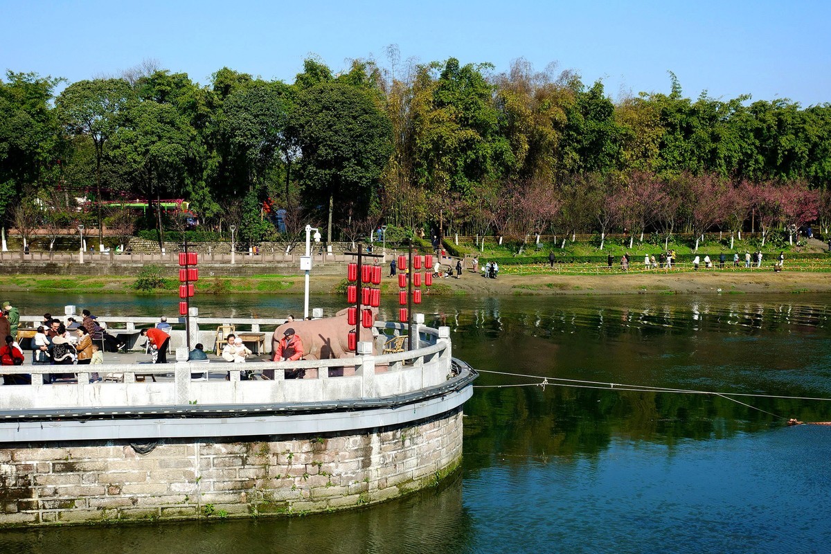 望江河畔风光无限