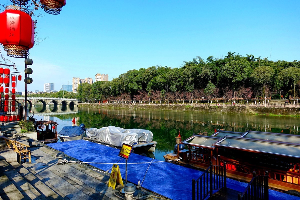 望江河畔风光无限