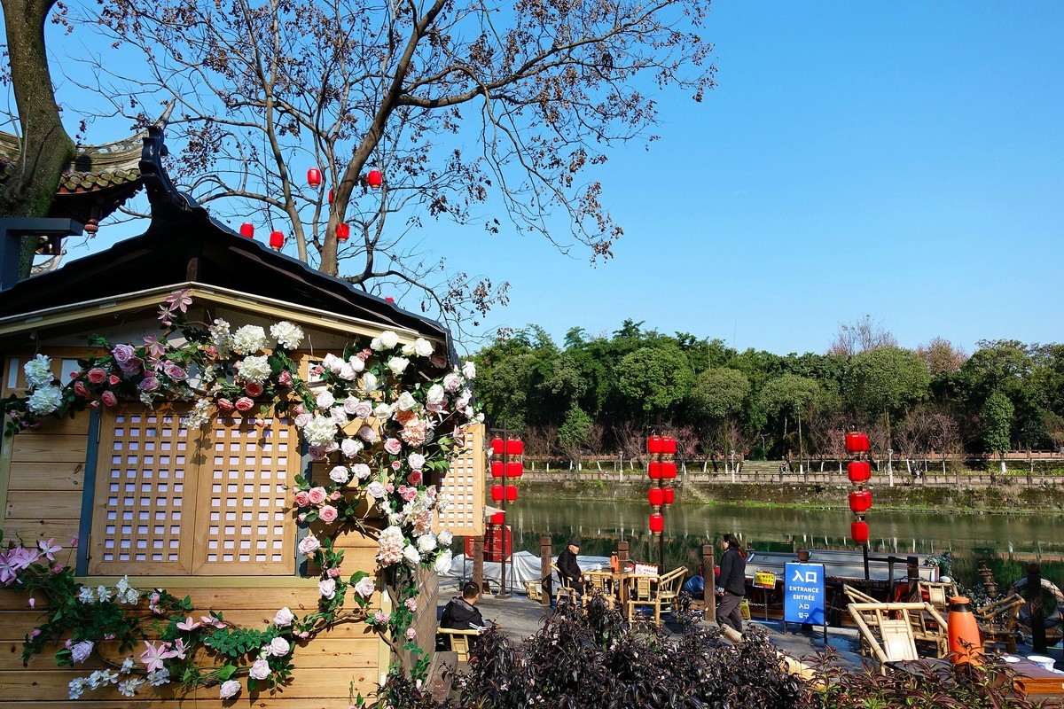 望江河畔风光无限