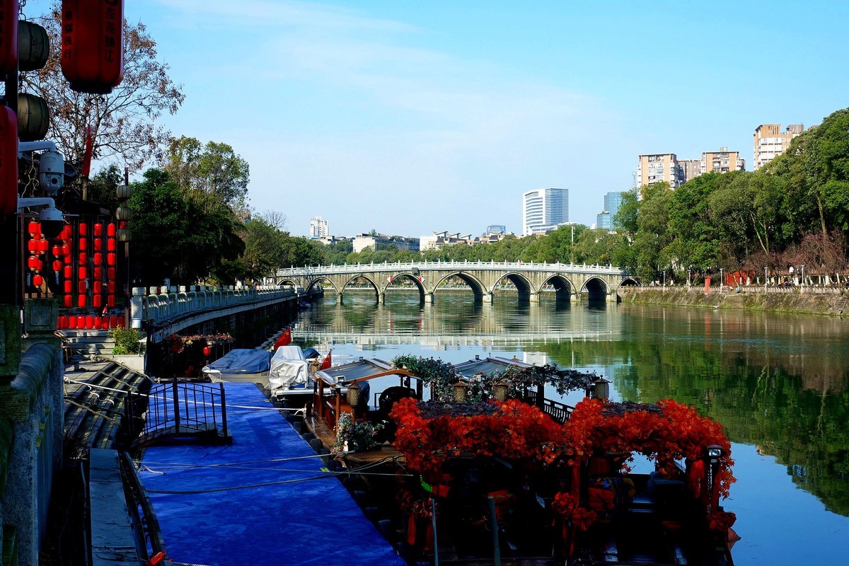 望江河畔风光无限