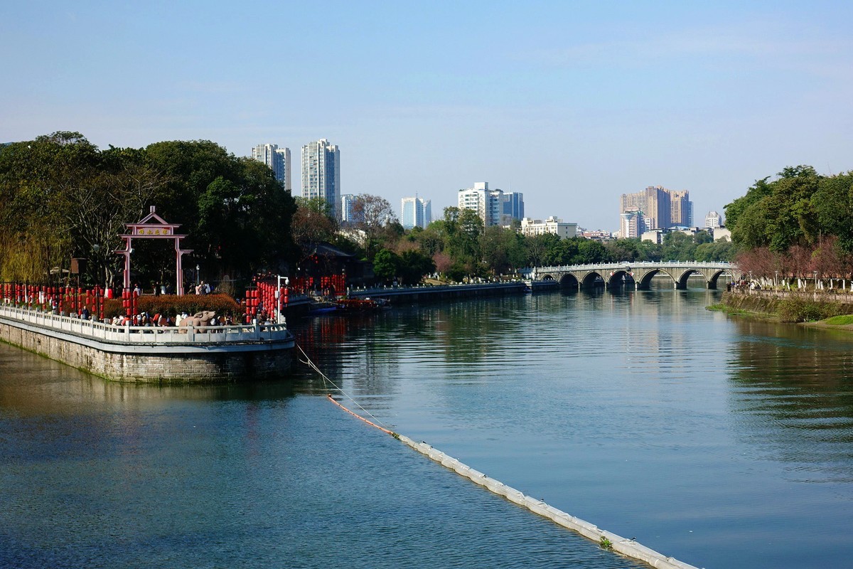 望江河畔风光无限