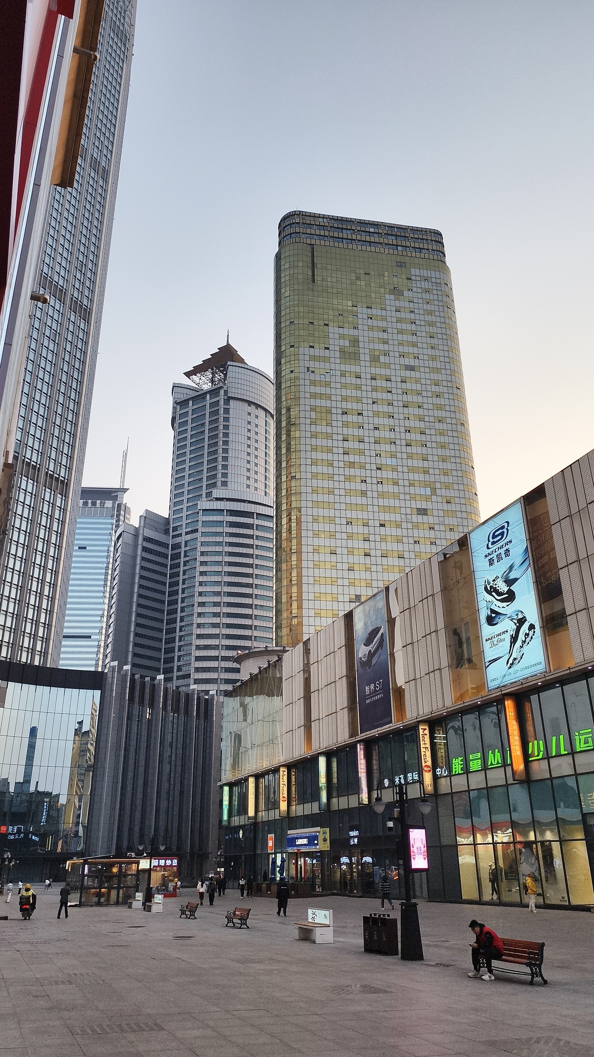 到 处 都 是 高 楼 大 厦 ，人 在 哪 ？