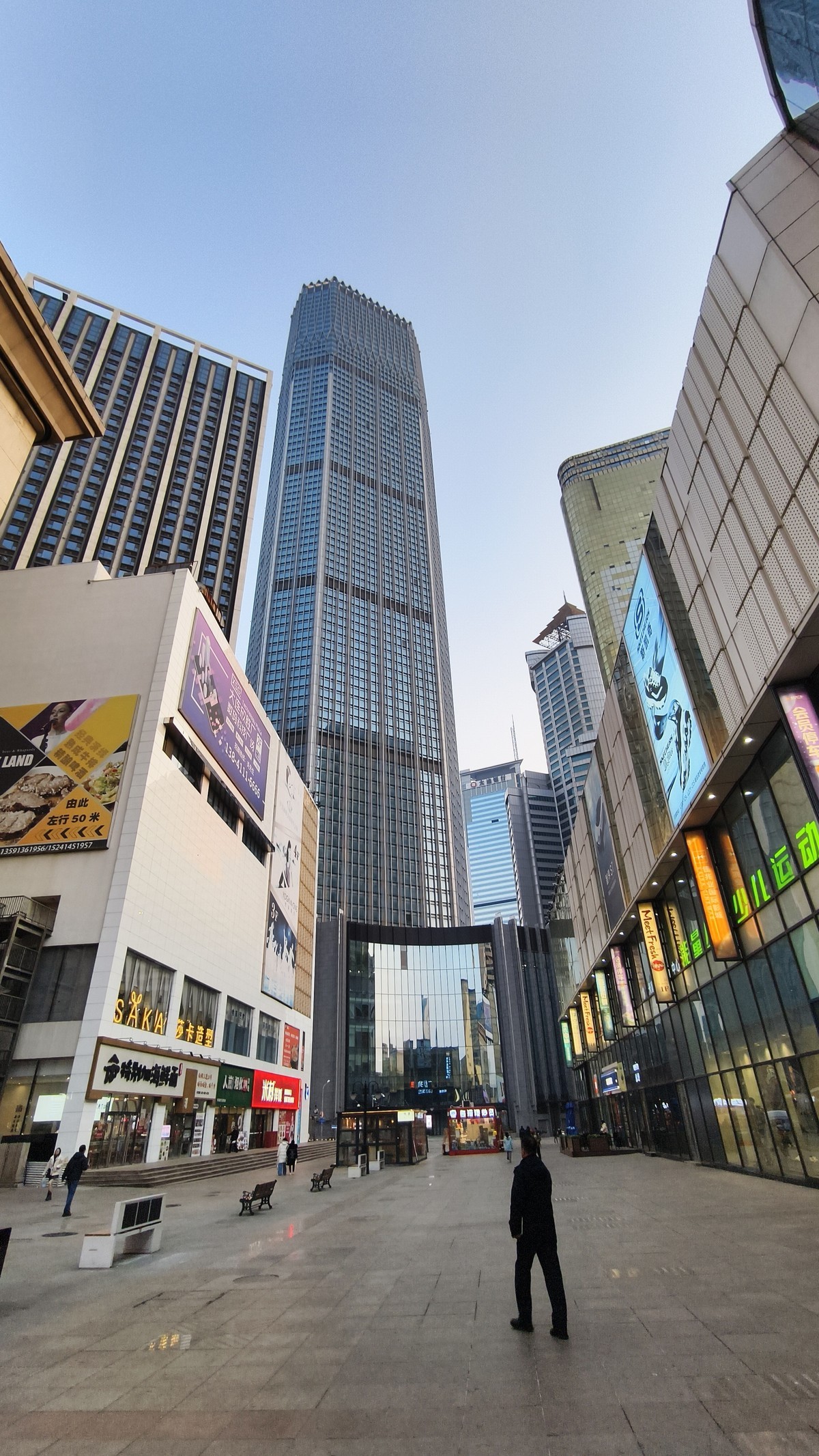 到 处 都 是 高 楼 大 厦 ，人 在 哪 ？