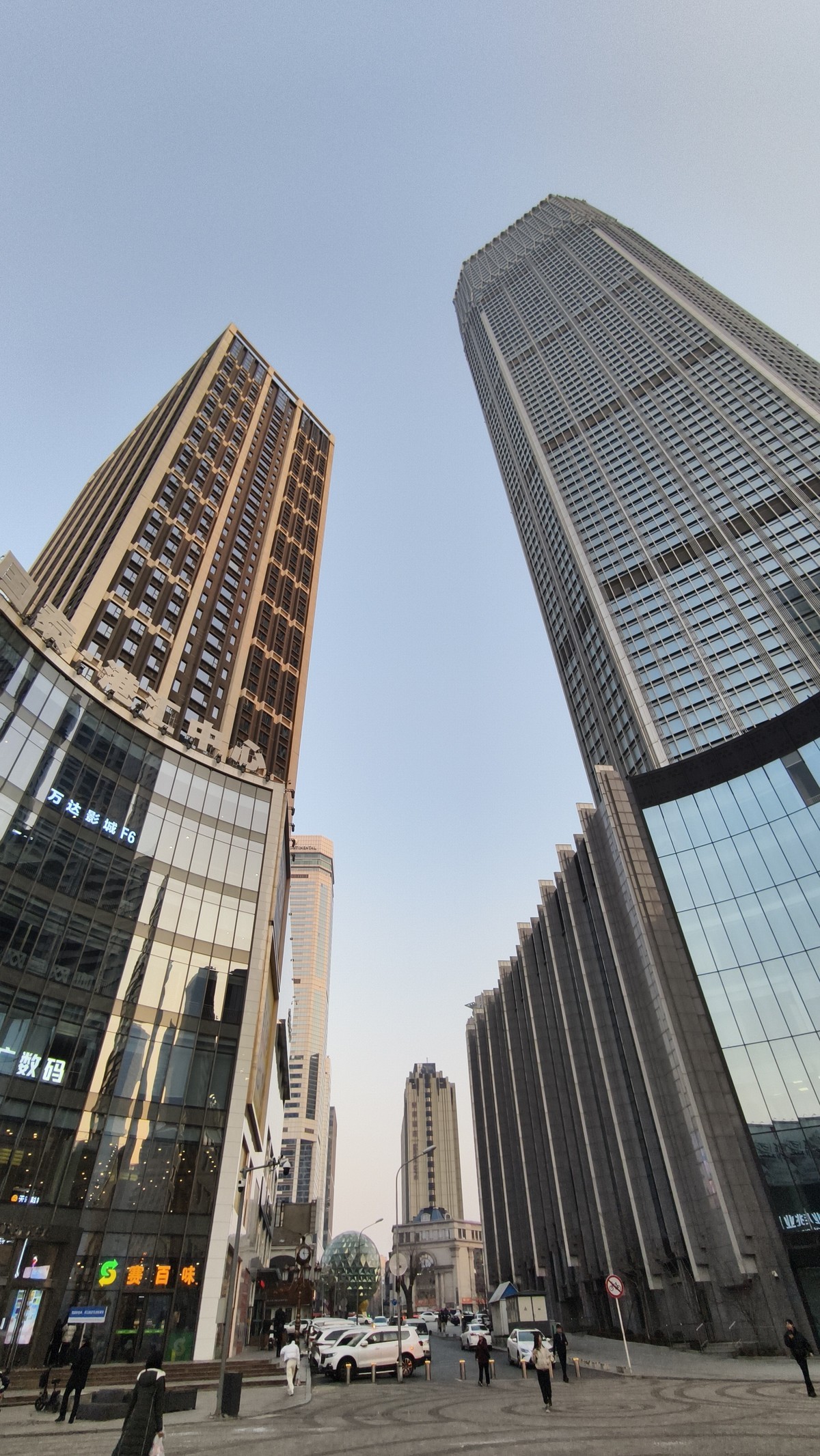 到 处 都 是 高 楼 大 厦 ，人 在 哪 ？