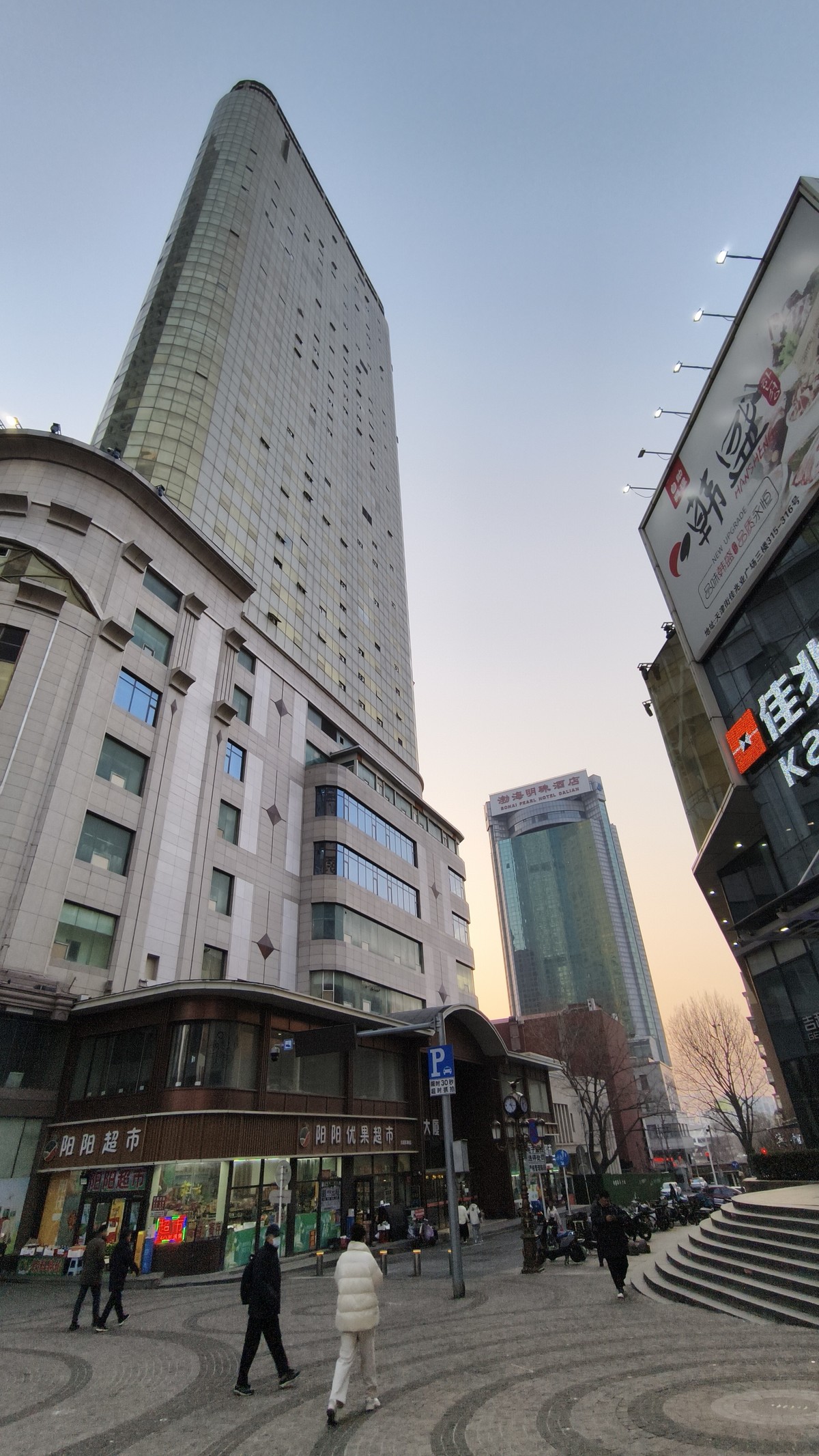 到 处 都 是 高 楼 大 厦 ，人 在 哪 ？