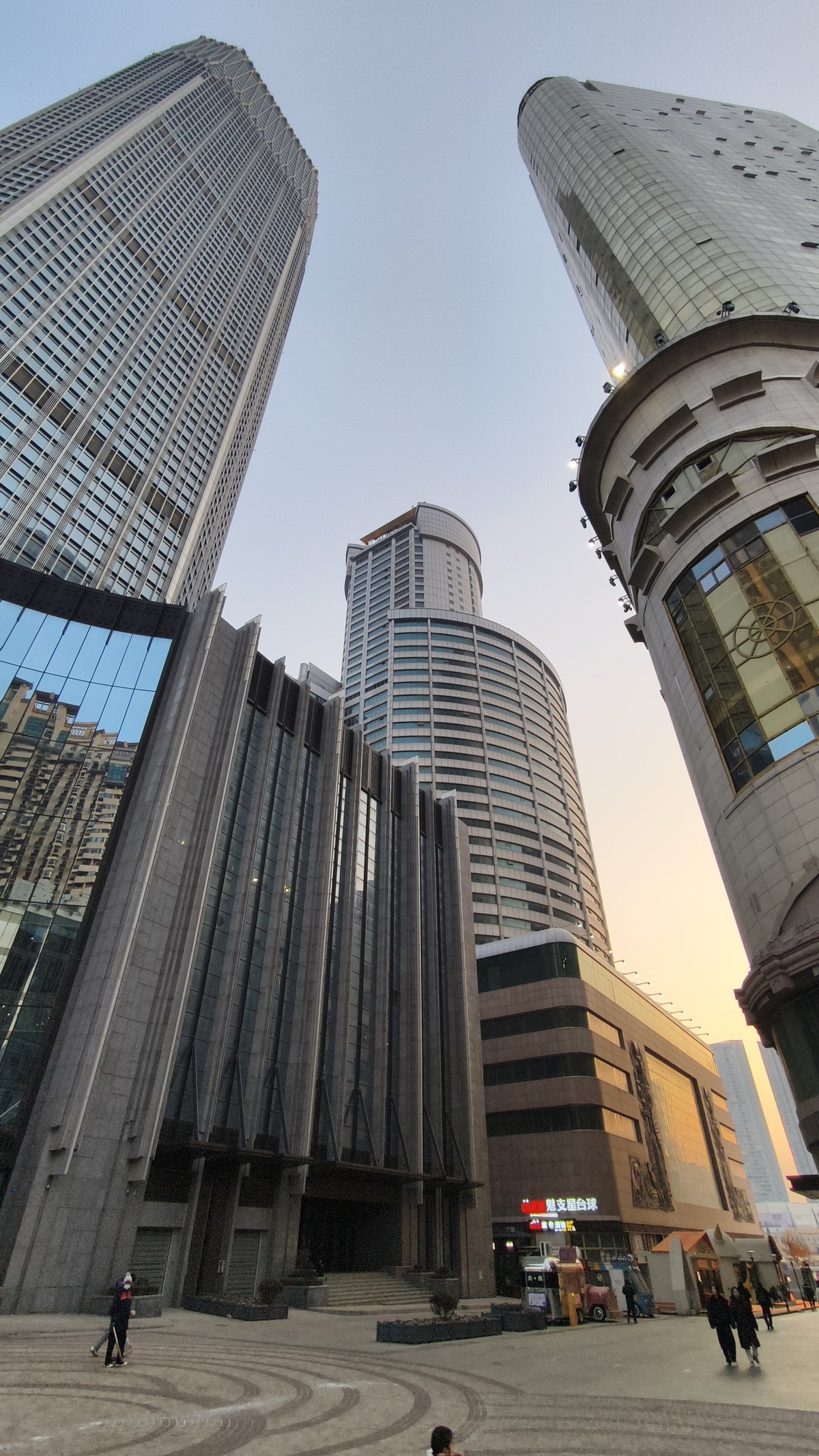 到 处 都 是 高 楼 大 厦 ，人 在 哪 ？