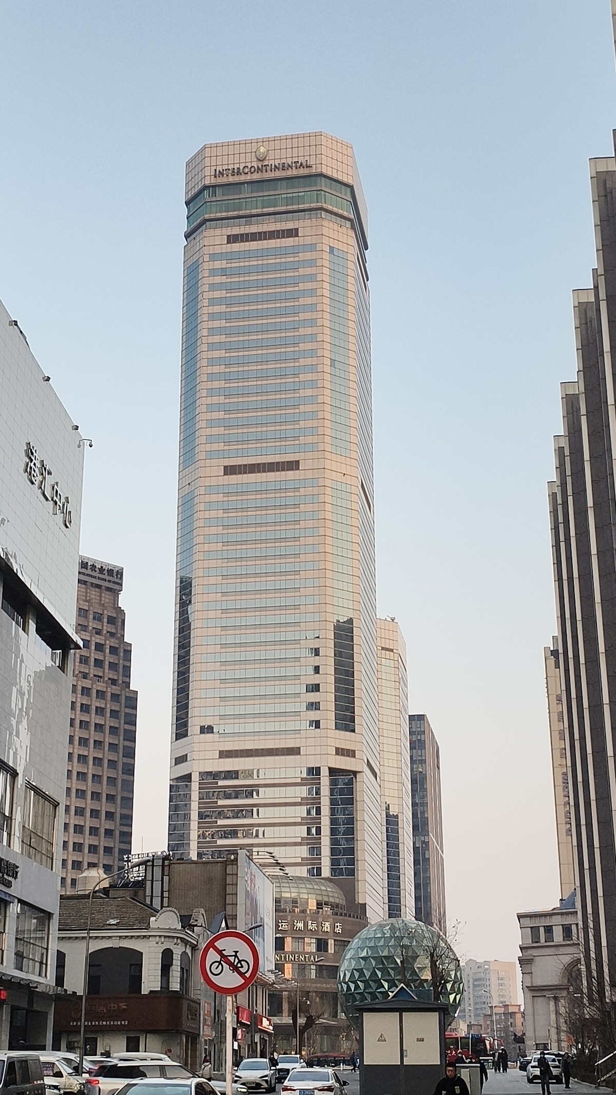 到 处 都 是 高 楼 大 厦 ，人 在 哪 ？