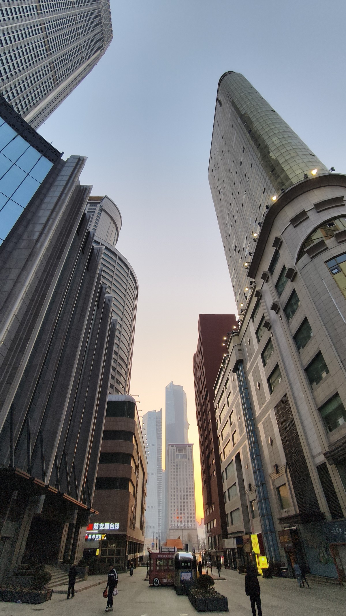 到 处 都 是 高 楼 大 厦 ，人 在 哪 ？